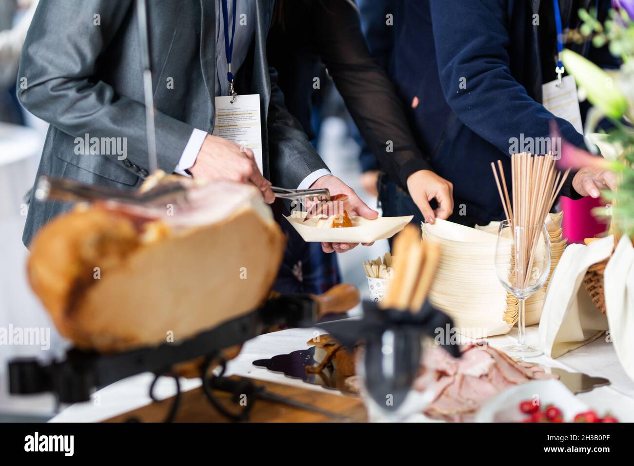 Gli imprenditori a banchetto pausa pranzo alla conferenza di business meeting. Assortimento di cibi e bevande. Foto Stock
