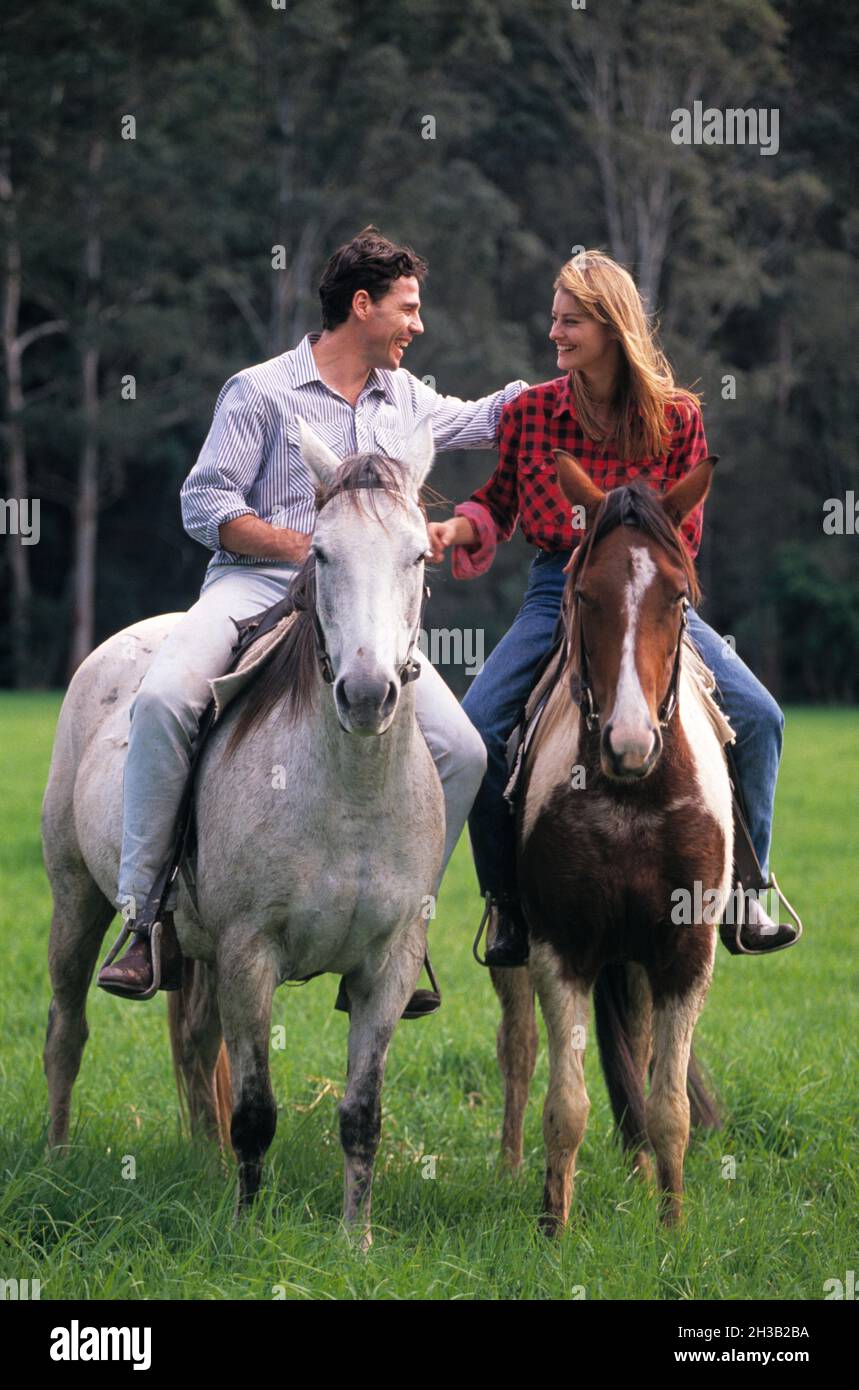 Giovane coppia all'aperto a cavallo. Foto Stock