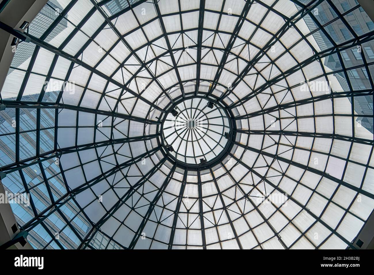 1625 Chestnut Street, The Shops at Liberty Place, è protetto da una cupola di vetro. Parte dello sviluppo Liberty Place di Philadelphia. Foto Stock