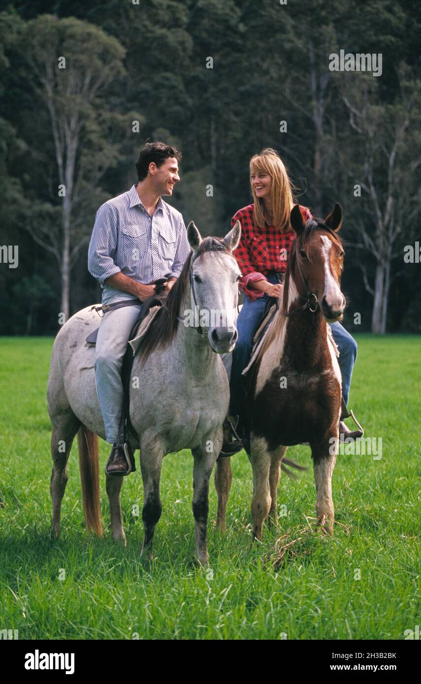 Giovane coppia all'aperto a cavallo. Foto Stock