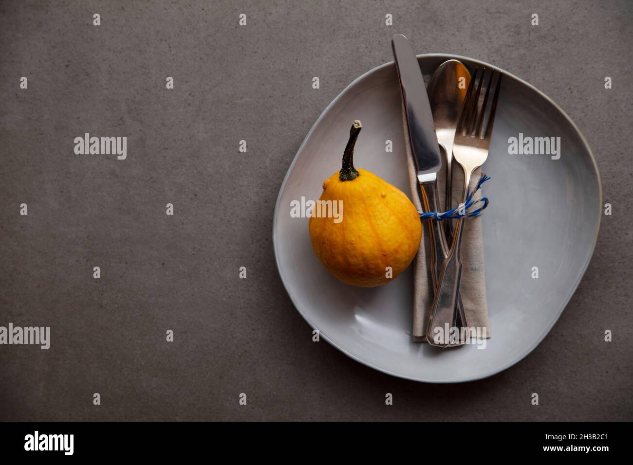 Autunno luogo impostazione stile di vita thanksgiving sfondo con posate e zucche Foto Stock