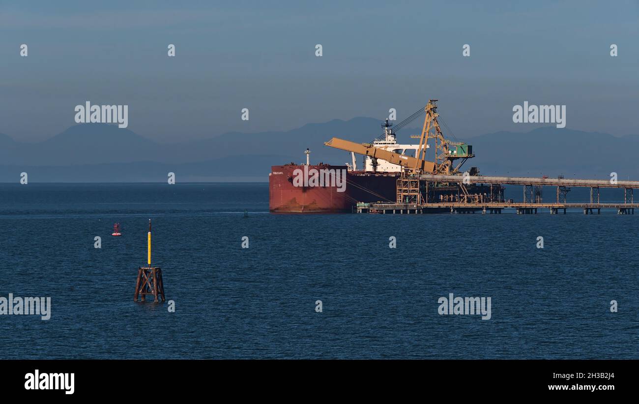 Portarinfuse Hyundai Atlantic a Roberts Bank Superport, parte del porto di Vancouver, ormeggio al terminal del carbone nello stretto di Georgia. Foto Stock