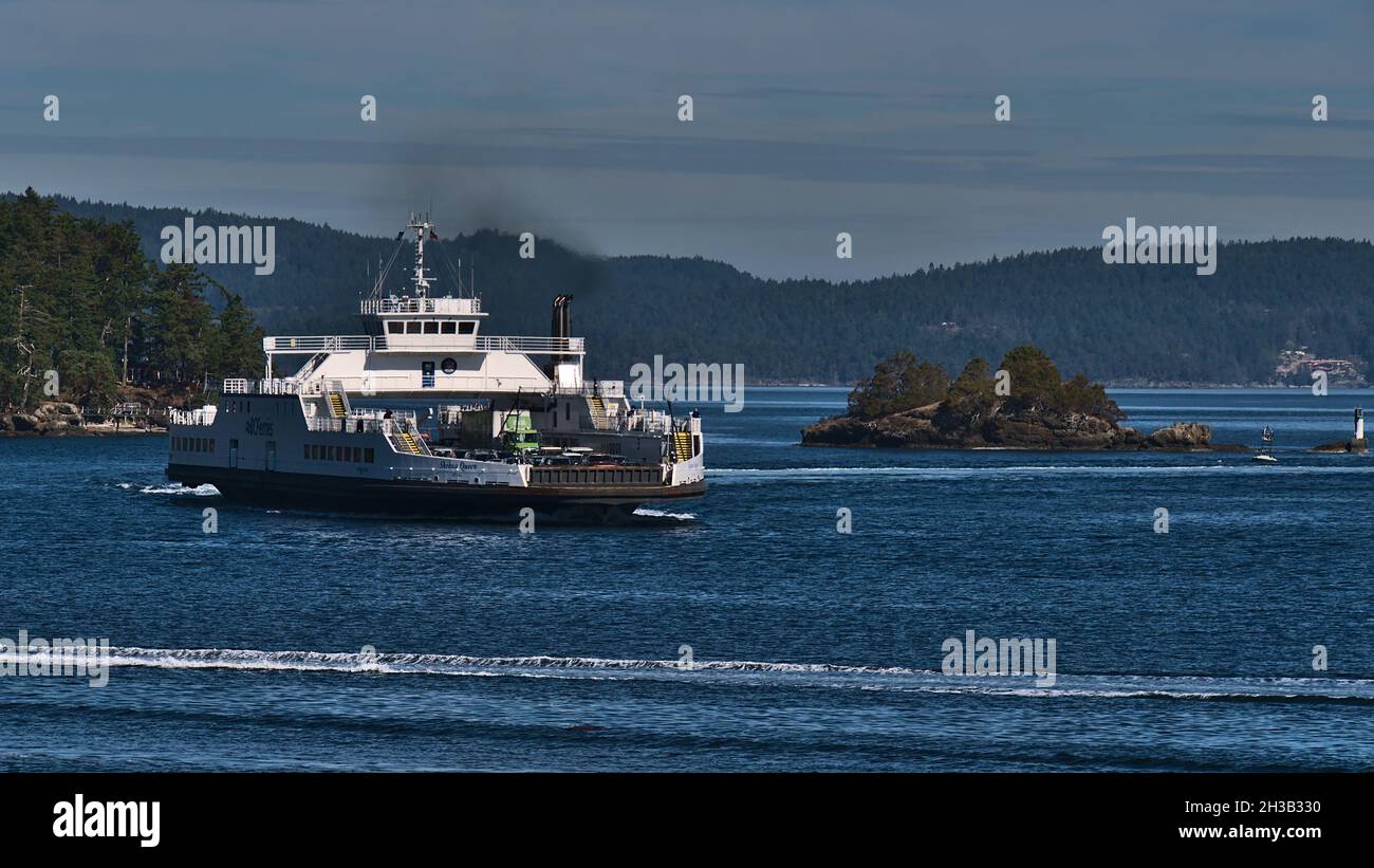 Avvicinandosi al traghetto Skeena Queen, gestito da BC Ferries, vicino Swartz Bay terminal traghetti a Puget Sound, Salish Sea con isole. Foto Stock