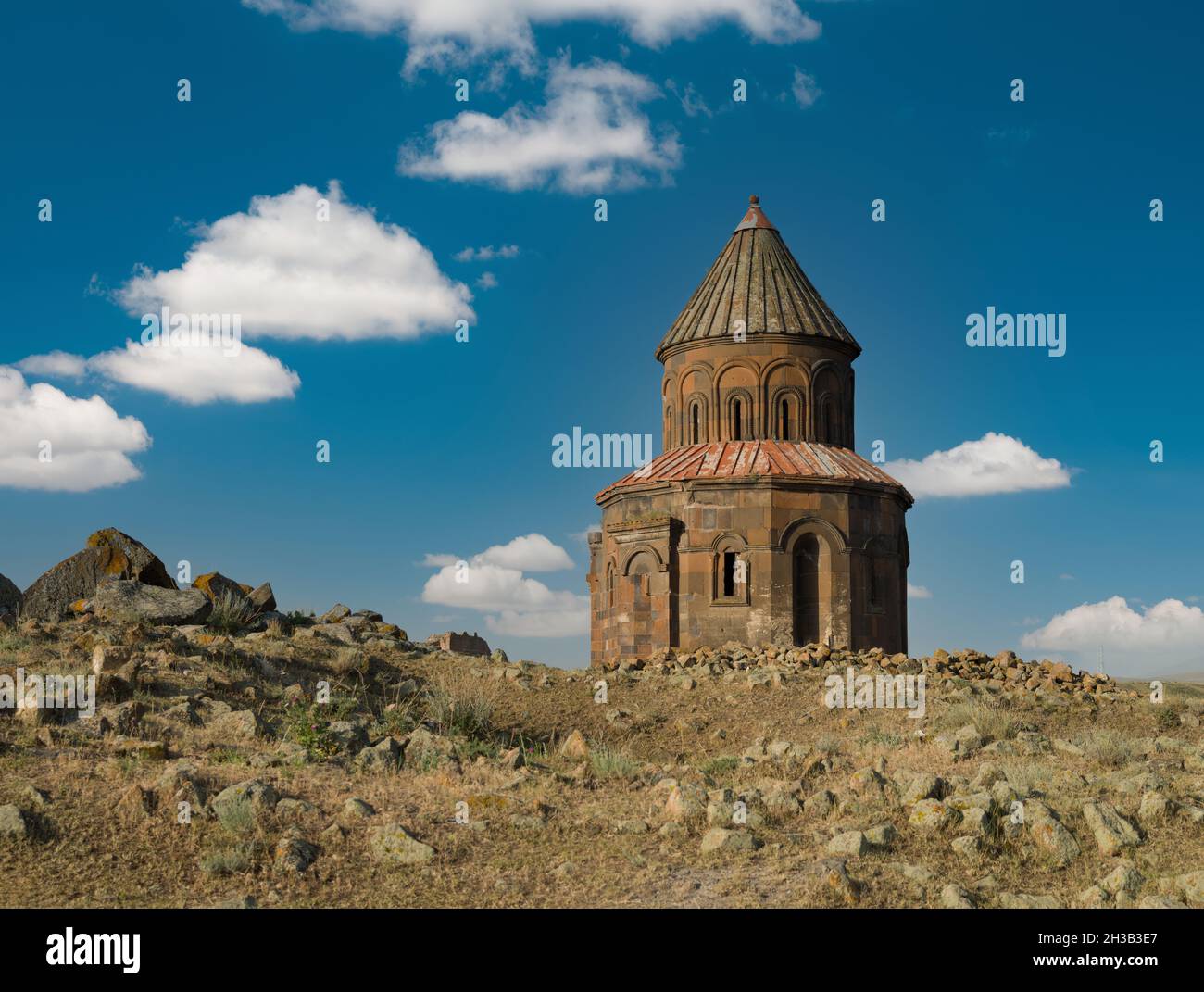 Una giornata estiva nell'antica città di Ani. Chiesa Gregorio in rovine improvvise. Kars, Turchia Foto Stock