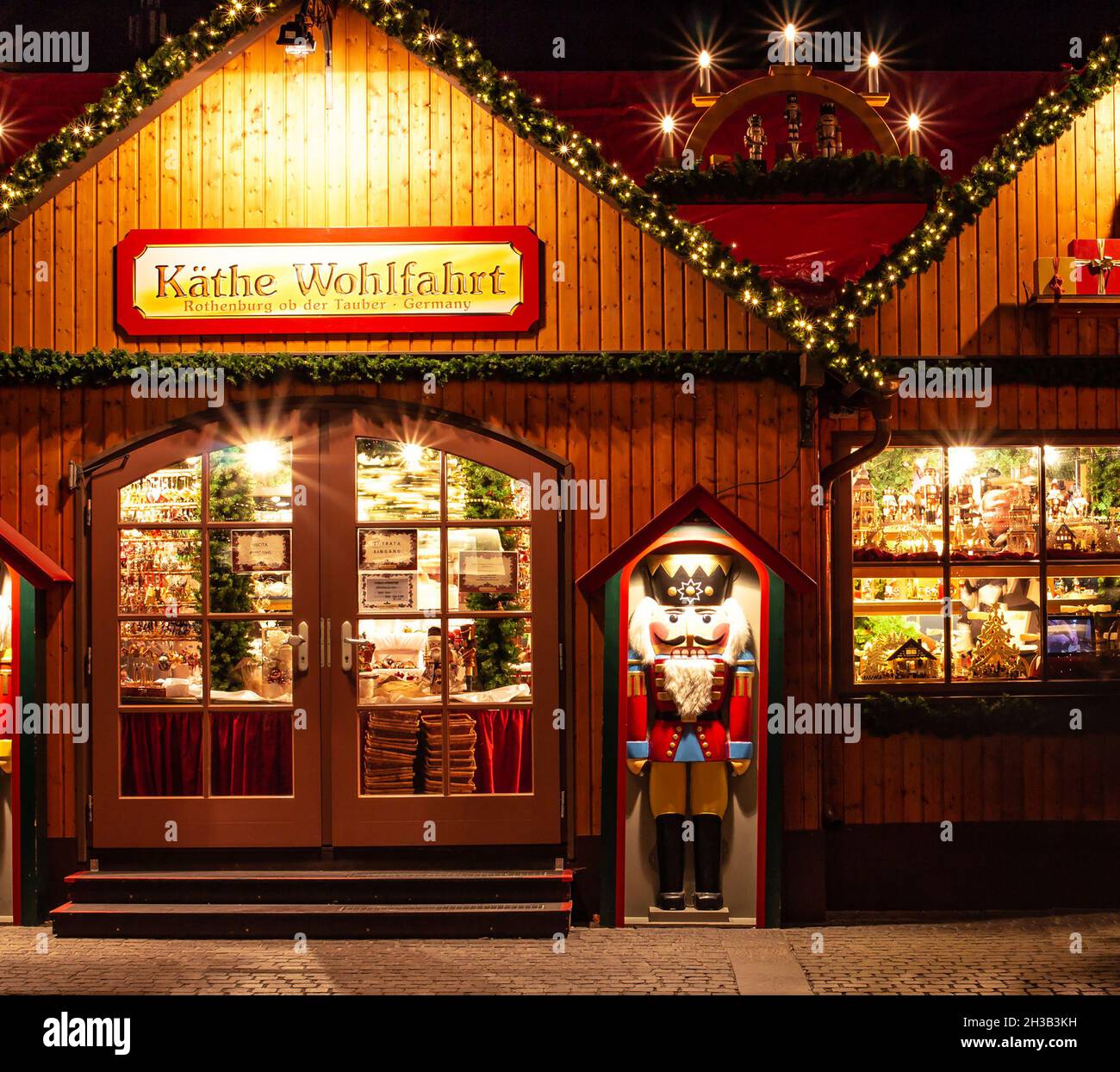 Negozio Käthe Wohlfahrt che mostra un assortimento di ornamenti natalizi tradizionali tedeschi presso il famoso mercatino di natale (Christkindlmarkt) Merano, Alto Adige Foto Stock