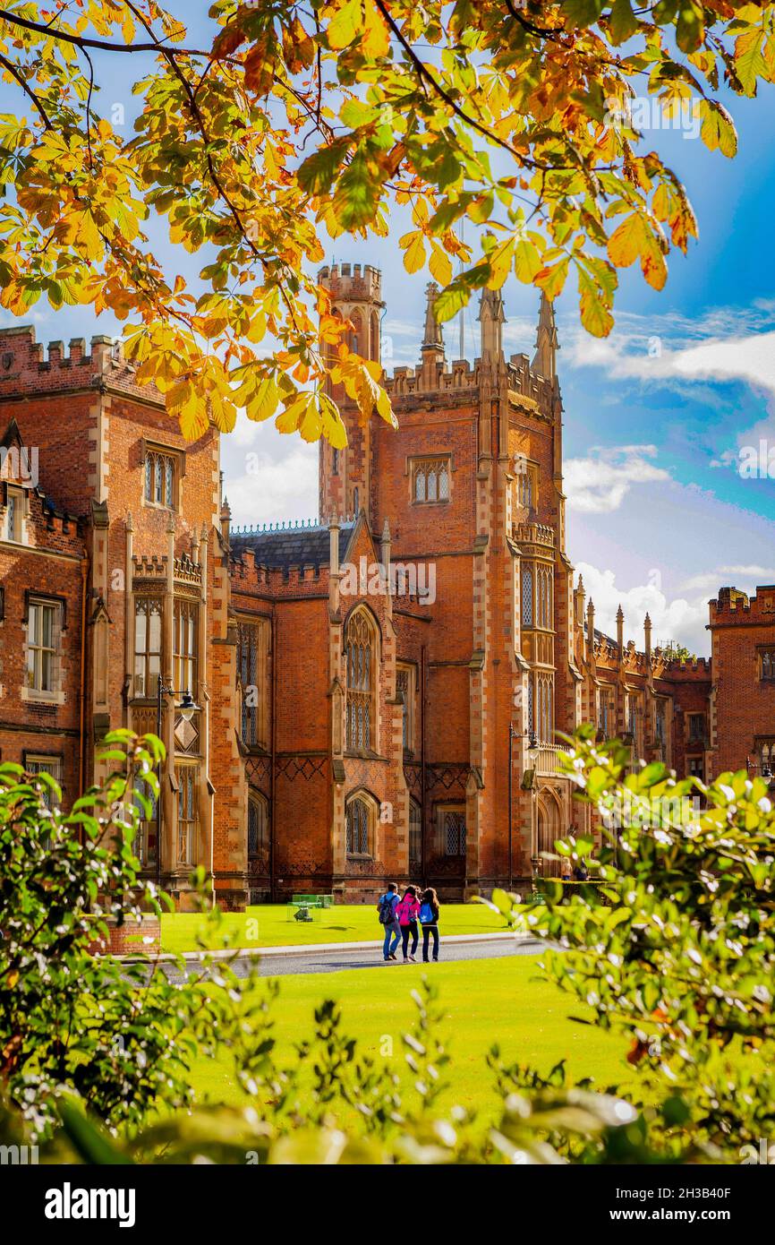 L'autunno parte alla Queens University di Belfast, edificio Charles Lanyon a Belfast, Irlanda del Nord Foto Stock