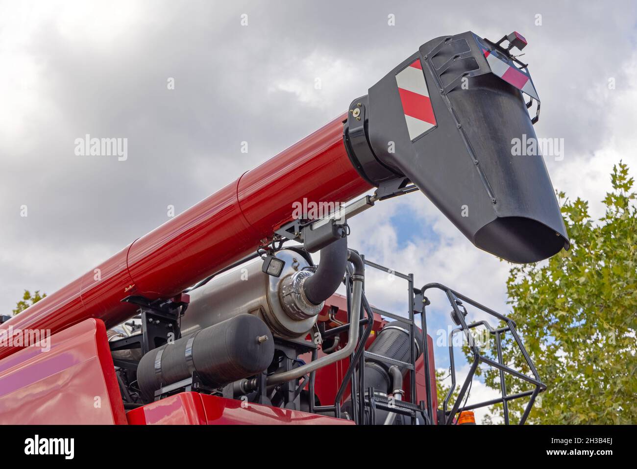 Tubo dello scivolo di scarico granella sulla mietitrebbia Foto Stock