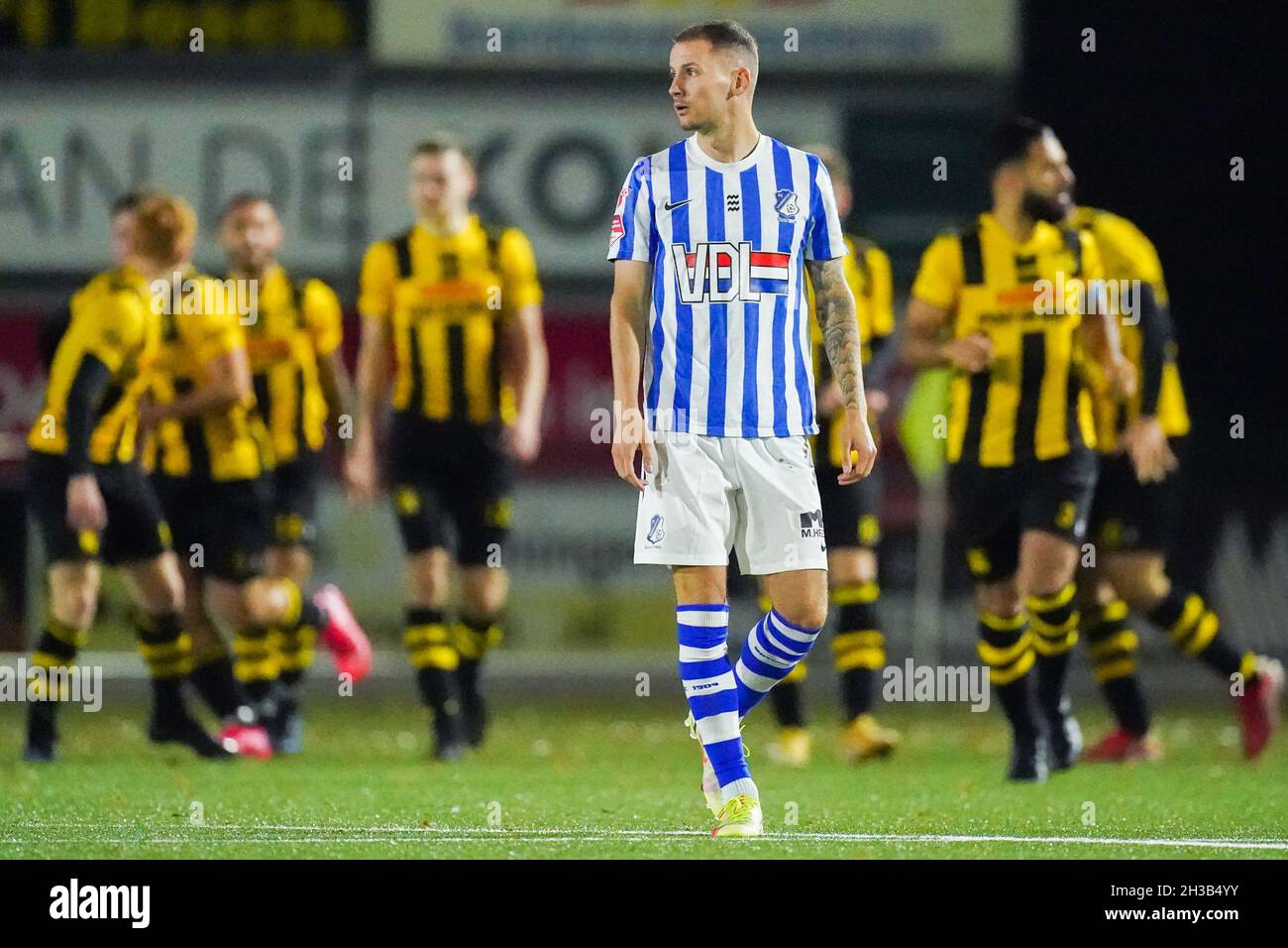 ERMELO, PAESI BASSI - OTTOBRE 26: Il team DVS di Ermelo festeggia dopo aver segnato i suoi lati secondo gol di Benjamin Roemeon della DVS 33 Ermelo mentre Joey Sleegers del FC Eindhoven guarda abbattuto durante la partita olandese TOTO KNVB Cup tra DVS'33 e FC Eindhoven allo Sportpark DVS’33 Ermelo il 26 ottobre, 2021 a Ermelo, Paesi Bassi (Foto di Joris Verwijst/Orange Pictures) Foto Stock