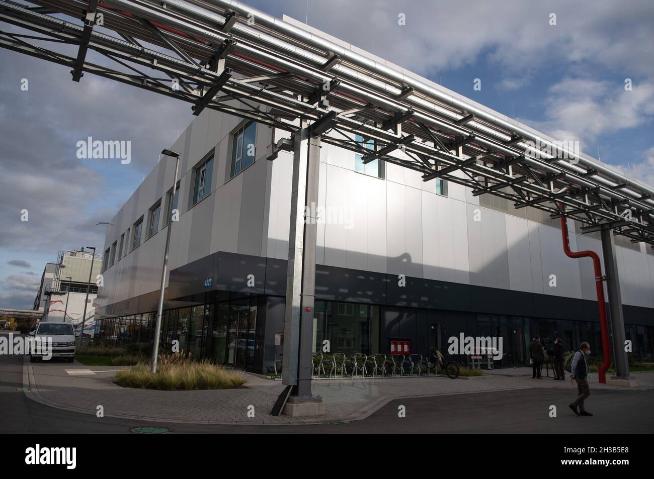 Ingelheim, Germania. 27 ottobre 2021. Vista esterna di una nuova fabbrica di compresse presso la società farmaceutica Boehringer di Ingelheim. Credit: Boris Roessler/dpa/Alamy Live News Foto Stock