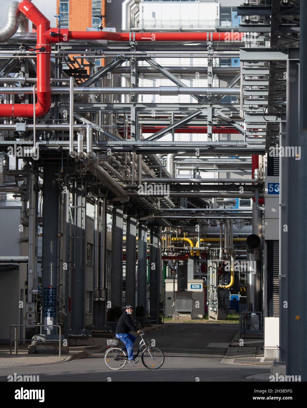Ingelheim, Germania. 27 ottobre 2021. I gasdotti si collegano tra i diversi edifici della casa farmaceutica Boehringer di Ingelheim. Credit: Boris Roessler/dpa/Alamy Live News Foto Stock