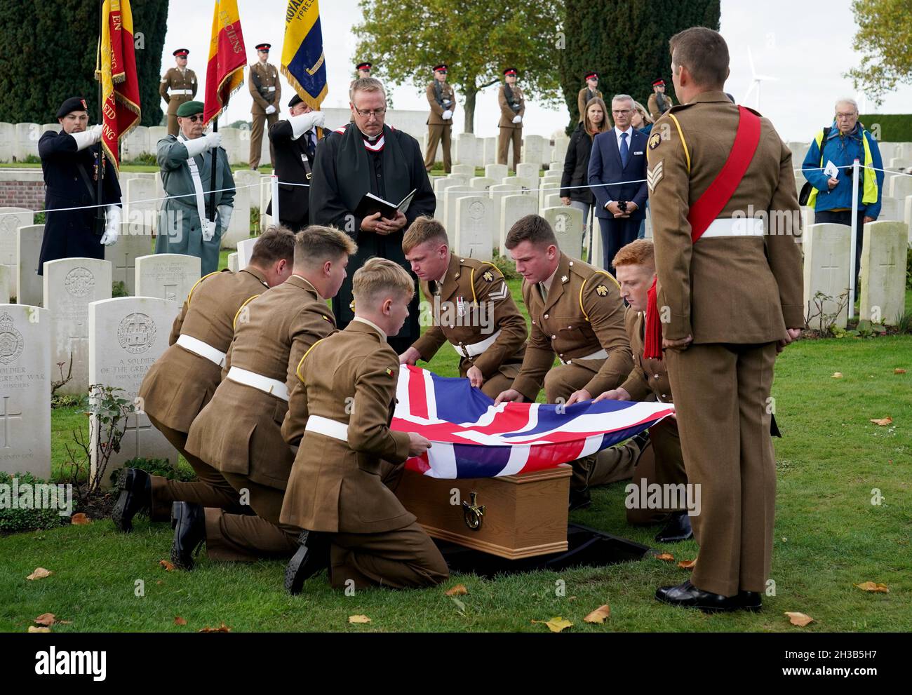 Robert Cook, il caporale di Lance nato nello Yorkshire, che ha servito con il secondo battaglione il reggimento dell'Essex e è morto nella prima guerra mondiale, è messo a riposo con i pieni onori militari al nuovo cimitero agricolo irlandese della Commonwealth War Graves Commission (CWGC) vicino a Ypres in Belgio. Data foto: Mercoledì 27 ottobre 2021. Foto Stock