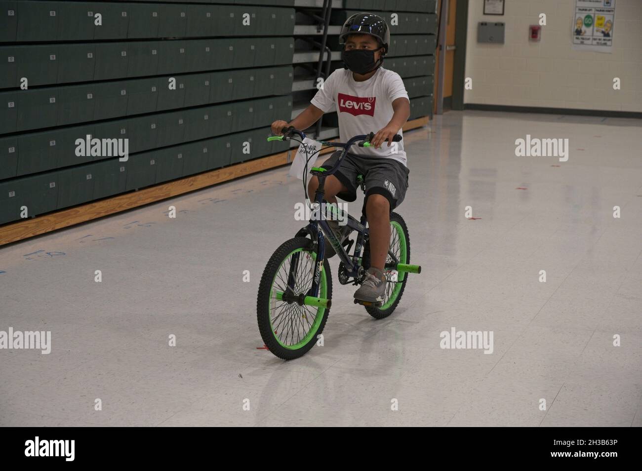 STATI UNITI - 10-07-21: Maverick Charities ha consegnato biciclette alla Frederick Douglass Elementary School di Leesburg oggi per il Loudoun County Pub Foto Stock