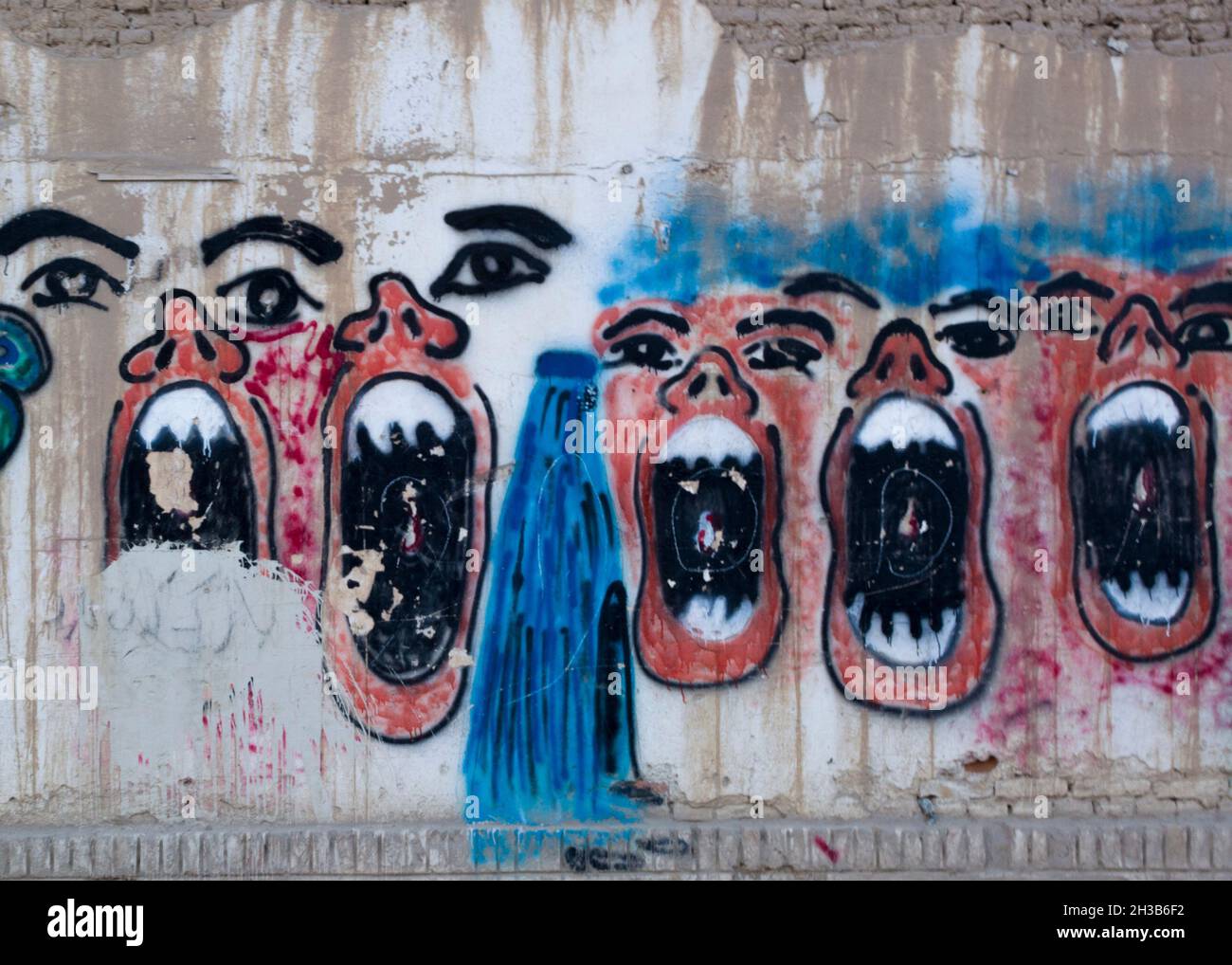 Graffiti a un muro a Mazar i Sharif contro Burka Foto Stock