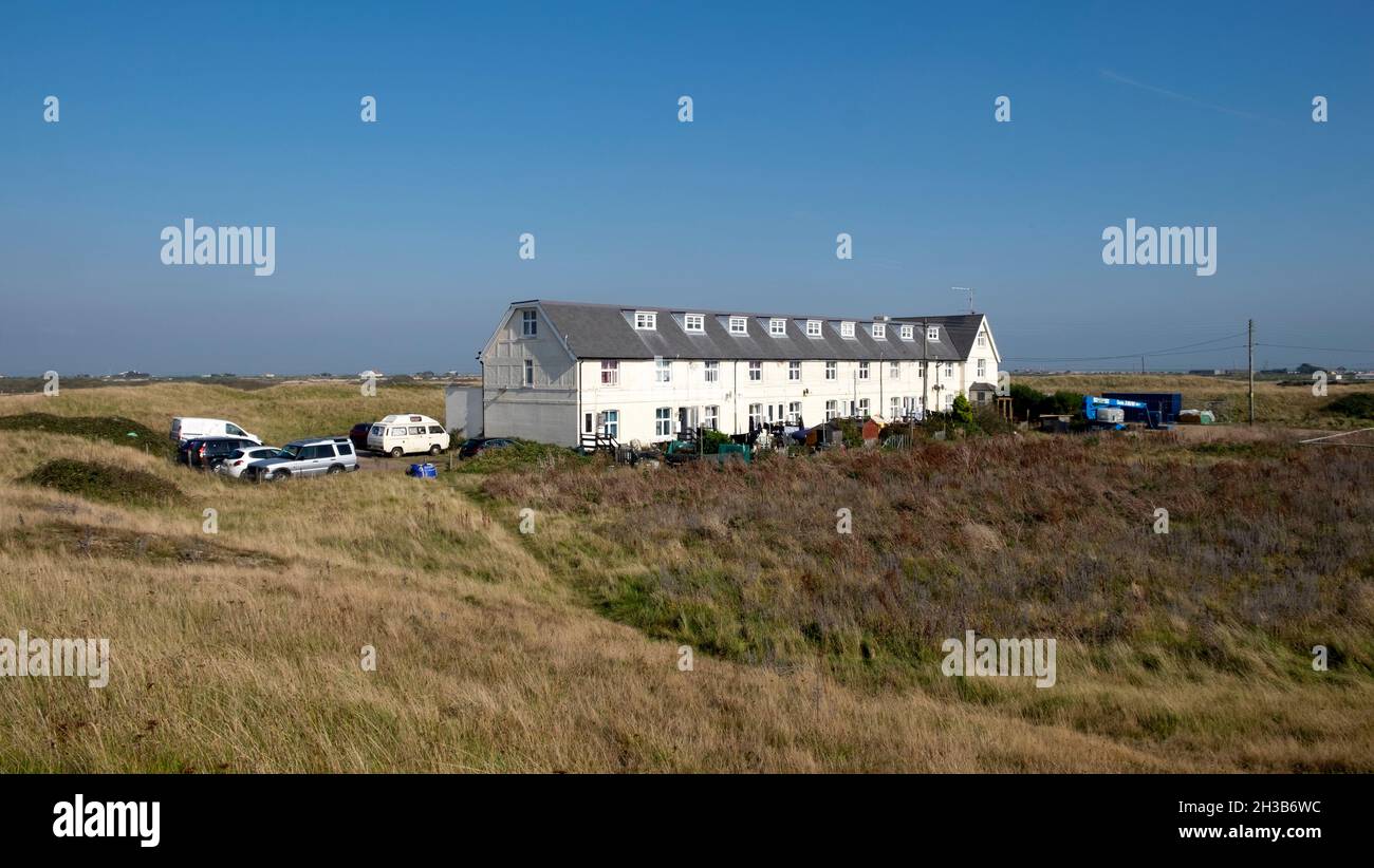 Vista del Royal Naval Cottages RNSSS National Nature Reserve paesaggio blu cielo a Dungeness Kent Regno Unito KATHY DEWITT Foto Stock