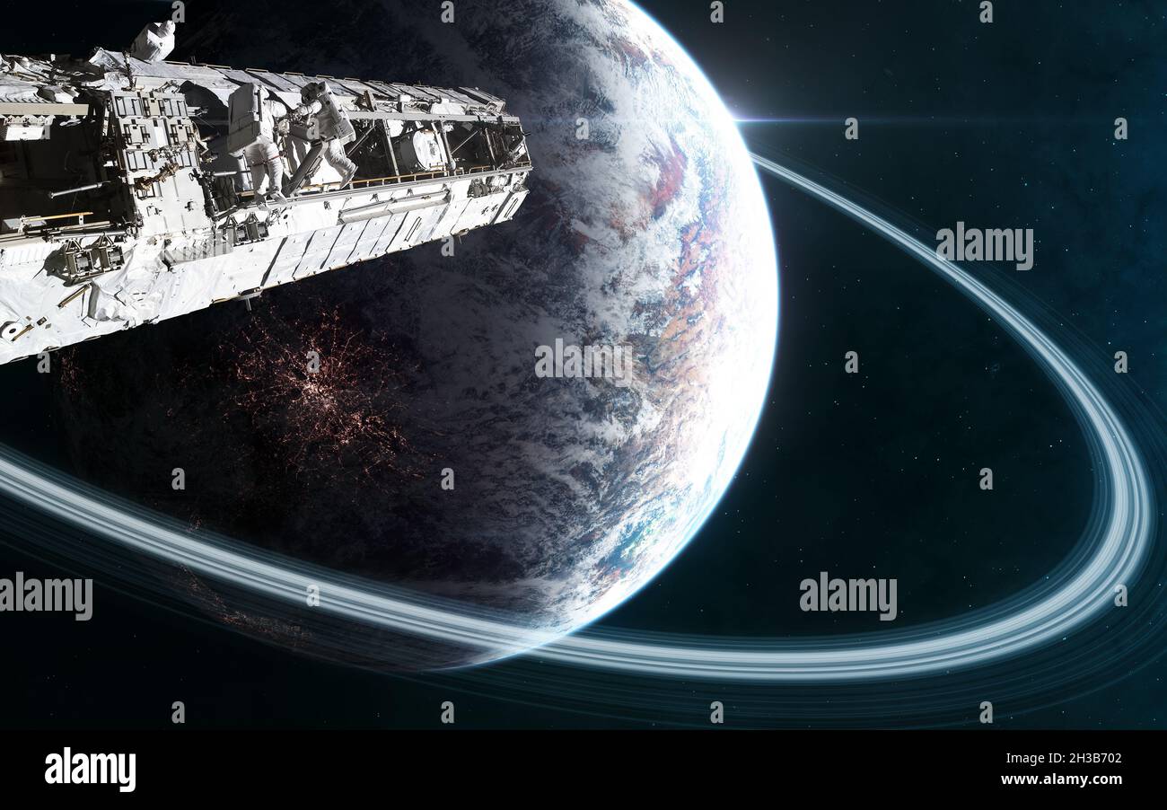 Stazione spaziale sullo sfondo del pianeta spaziale profondo Foto Stock