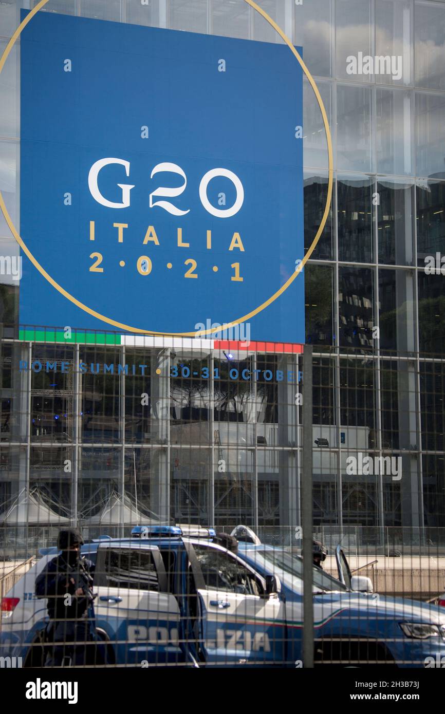 Roma, Italia. 27 ottobre 2021. Poliziotti armati della polizia Italiana (Polizia di Stato) filiale UOPI – Unità operativa primo intervento - protezione della sede del vertice del G20 a Roma quartiere EUR che si terrà presso il Centro Congressi EUR della Nuvola, la nuvola, il 30 e 31 ottobre 2021 Foto Stock
