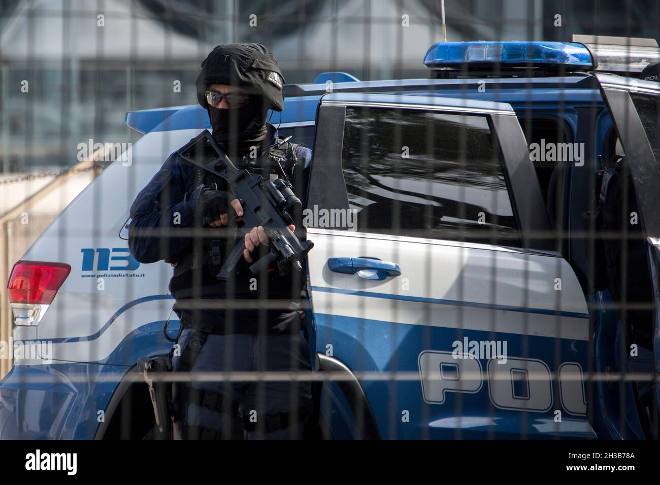 Roma, Italia. 27 ottobre 2021. Poliziotti armati della polizia Italiana (Polizia di Stato) filiale UOPI – Unità operativa primo intervento - protezione della sede del vertice del G20 a Roma quartiere EUR che si terrà presso il Centro Congressi EUR della Nuvola, la nuvola, il 30 e 31 ottobre 2021 Foto Stock