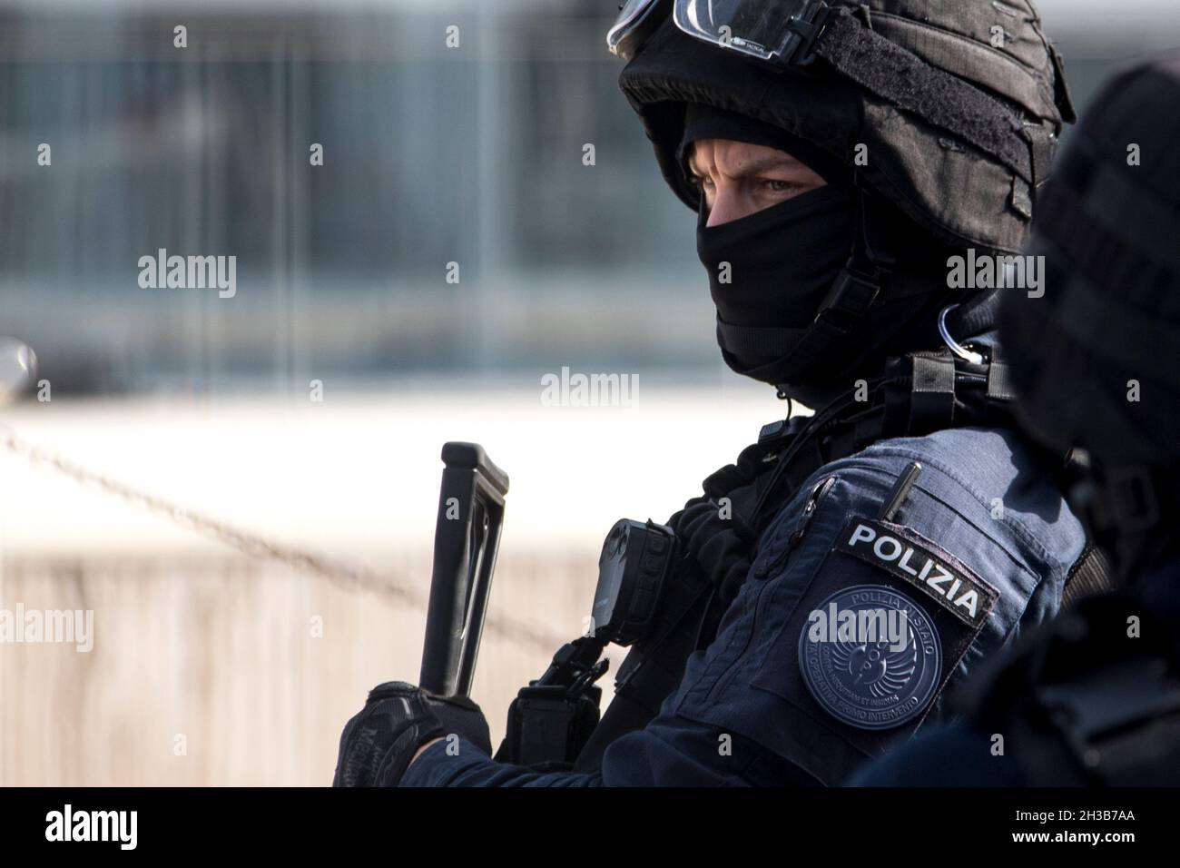 Roma, Italia. 27 ottobre 2021. Poliziotti armati della polizia Italiana (Polizia di Stato) filiale UOPI – Unità operativa primo intervento - protezione della sede del vertice del G20 a Roma quartiere EUR che si terrà presso il Centro Congressi EUR della Nuvola, la nuvola, il 30 e 31 ottobre 2021 Foto Stock