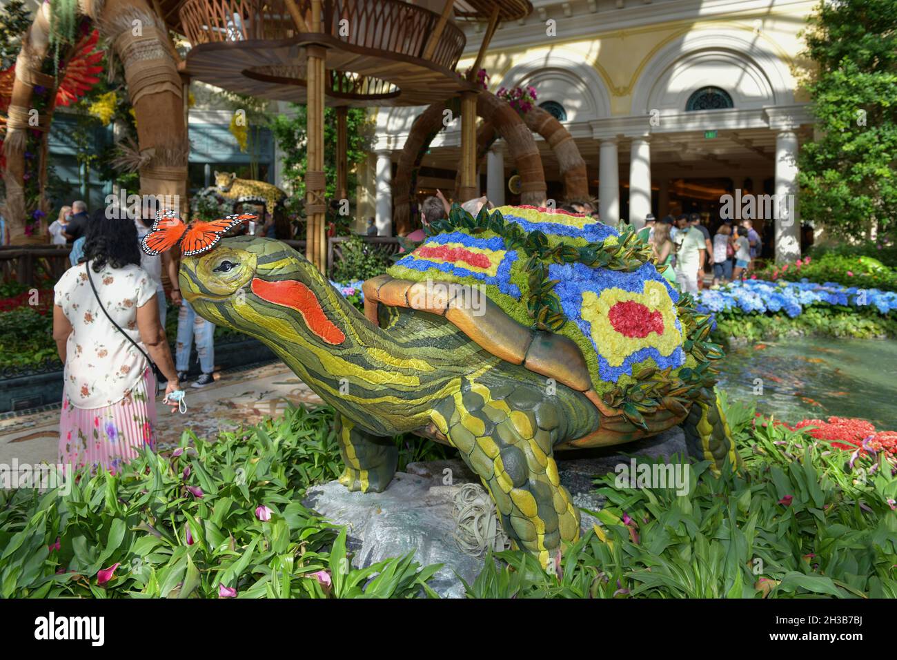 Nevada USA 09-04-21 Una tartaruga gigante splendidamente decorata con fiori fa parte della mostra floreale al Conservatorio Bellagio di Las Vegas Foto Stock