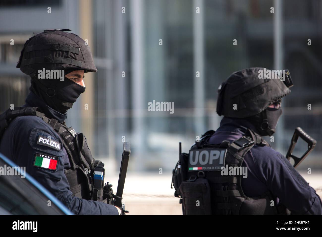 Roma, Italia. 27 ottobre 2021. Poliziotti armati della polizia Italiana (Polizia di Stato) filiale UOPI – Unità operativa primo intervento - protezione della sede del vertice del G20 a Roma quartiere EUR che si terrà presso il Centro Congressi EUR della Nuvola, la nuvola, il 30 e 31 ottobre 2021 Foto Stock