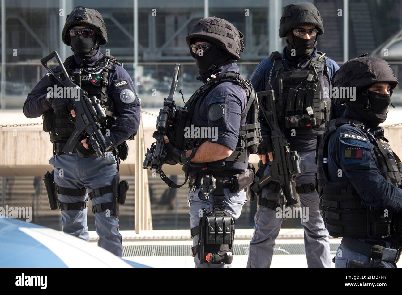 Roma, Italia. 27 ottobre 2021. Poliziotti armati della polizia Italiana (Polizia di Stato) filiale UOPI – Unità operativa primo intervento - protezione della sede del vertice del G20 a Roma quartiere EUR che si terrà presso il Centro Congressi EUR della Nuvola, la nuvola, il 30 e 31 ottobre 2021 Foto Stock