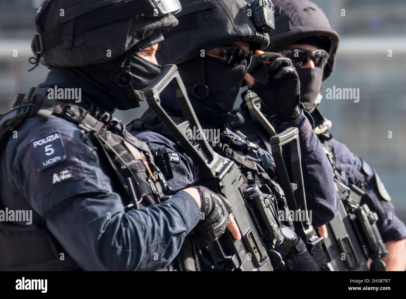 Roma, Italia. 27 ottobre 2021. Poliziotti armati della polizia Italiana (Polizia di Stato) filiale UOPI – Unità operativa primo intervento - protezione della sede del vertice del G20 a Roma quartiere EUR che si terrà presso il Centro Congressi EUR della Nuvola, la nuvola, il 30 e 31 ottobre 2021 Foto Stock