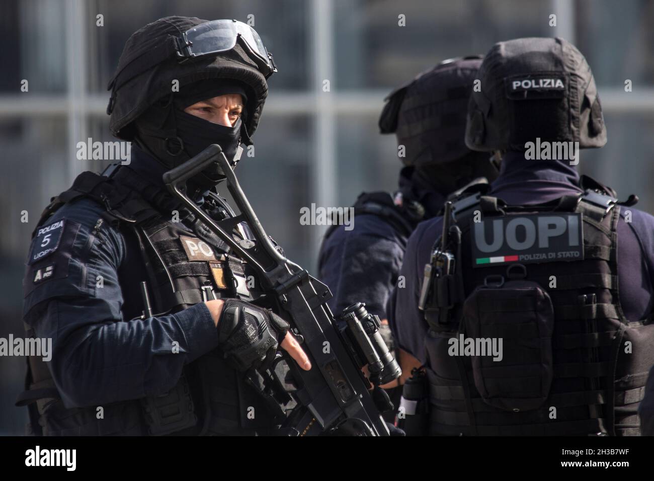 Roma, Italia. 27 ottobre 2021. Poliziotti armati della polizia Italiana (Polizia di Stato) filiale UOPI – Unità operativa primo intervento - protezione della sede del vertice del G20 a Roma quartiere EUR che si terrà presso il Centro Congressi EUR della Nuvola, la nuvola, il 30 e 31 ottobre 2021 Foto Stock