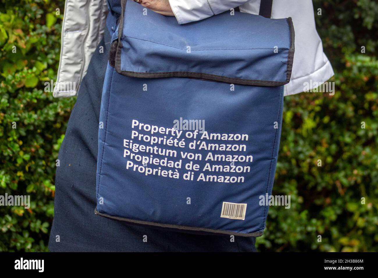 Proprietà di Amazon, spedizione blu corriere spedizione refrigerato sacchetto in quattro transalazioni europee, Regno Unito Foto Stock