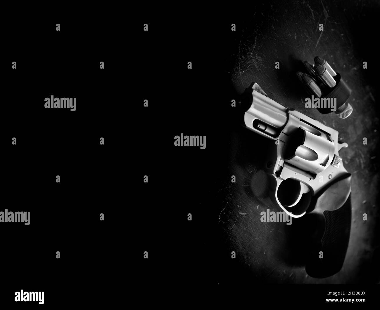 Pistola revolver arma personale per la difesa su sfondo di legno seconda Emendamento arma da fuoco Foto Stock