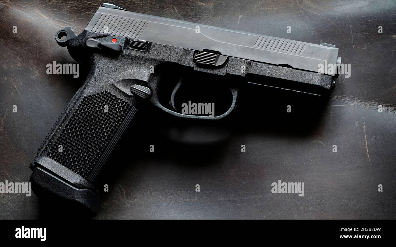 Pistole o pistole su pelle sfondo texture armi per auto difesa arma da fuoco Foto Stock
