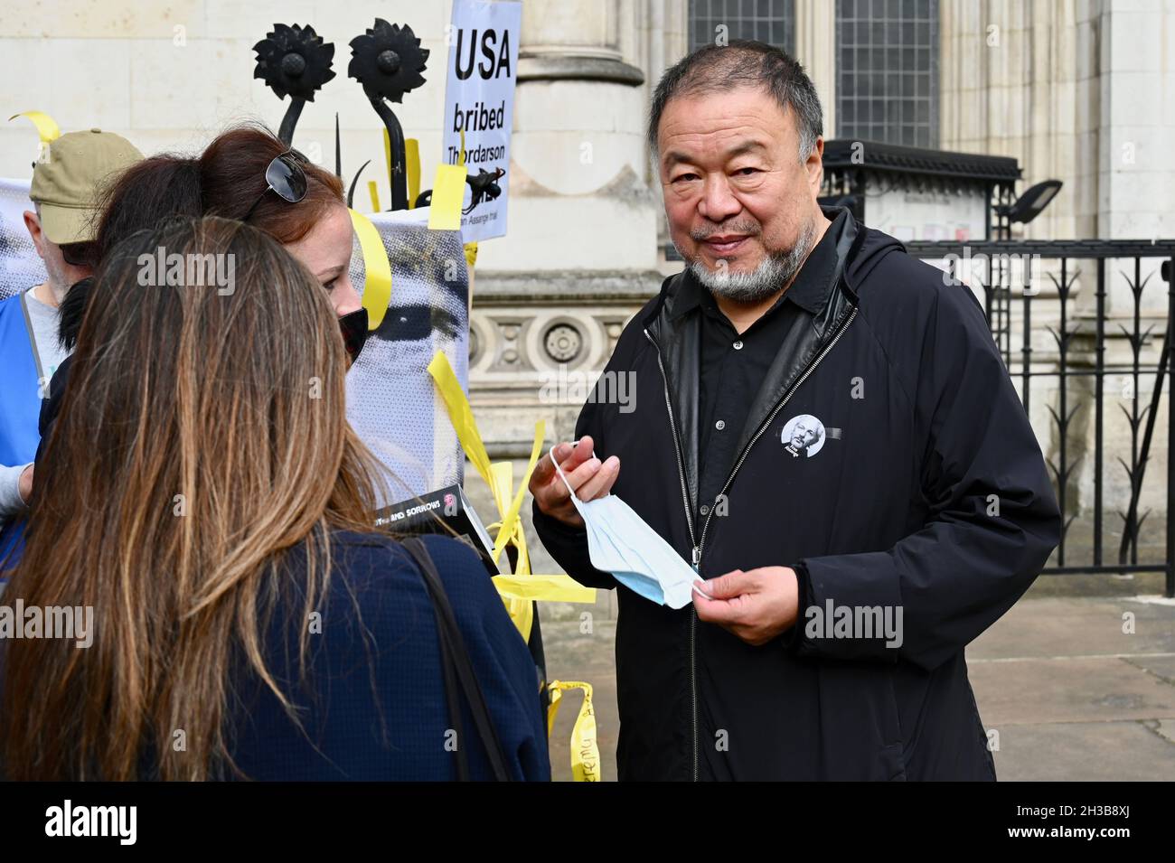 Londra, Regno Unito. Gratis Julian Assange. L'artista cinese ai Weiwei ha visitato la protesta al di fuori delle corti reali di giustizia a sostegno di Julian Assange mentre la sua audizione finale di appello era in corso. Foto Stock