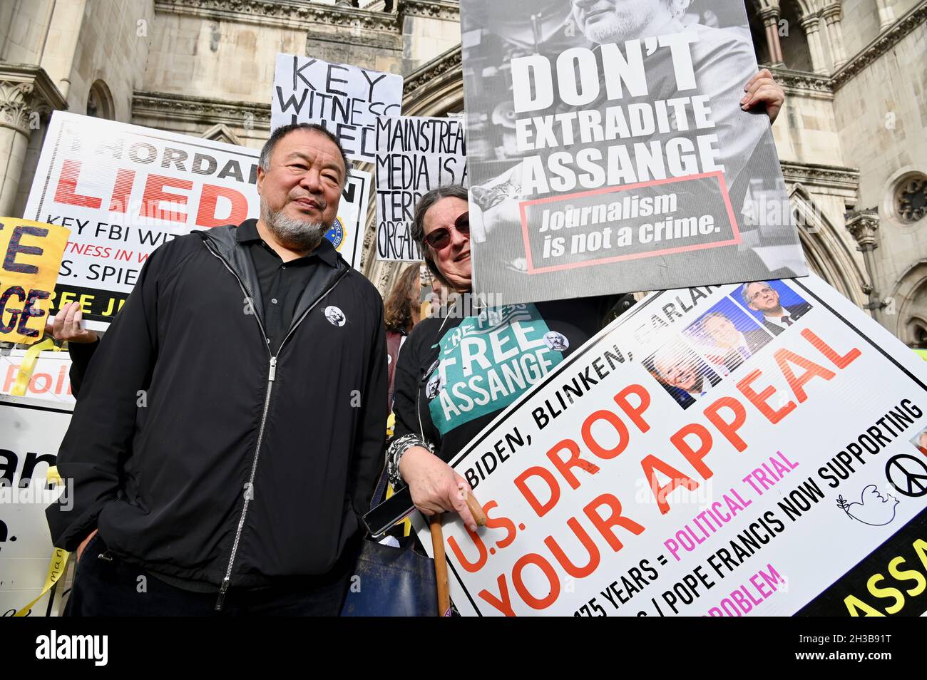 Londra, Regno Unito. Gratis Julian Assange. L'artista cinese ai Weiwei ha visitato la protesta al di fuori delle corti reali di giustizia a sostegno di Julian Assange mentre la sua audizione finale di appello era in corso. Foto Stock