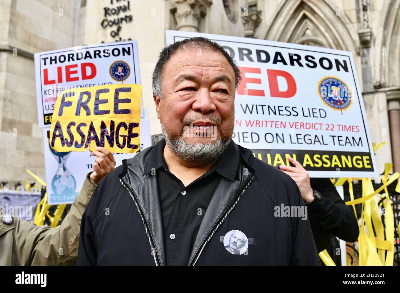 Londra, Regno Unito. Gratis Julian Assange. L'artista cinese ai Weiwei ha visitato la protesta al di fuori delle corti reali di giustizia a sostegno di Julian Assange mentre la sua audizione finale di appello era in corso. Foto Stock