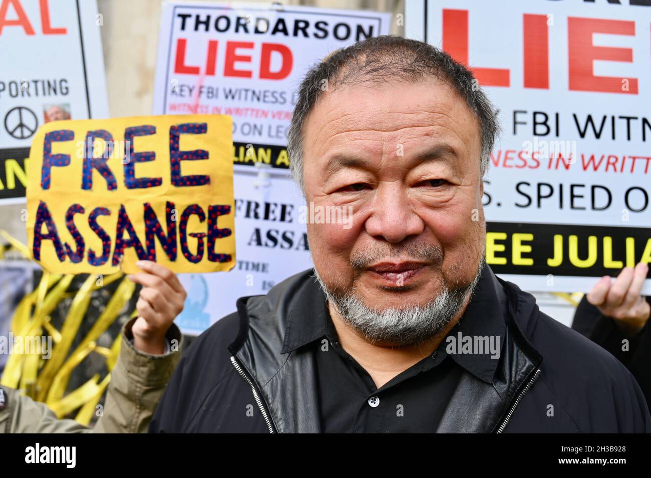 Londra, Regno Unito. Gratis Julian Assange. L'artista cinese ai Weiwei ha visitato la protesta al di fuori delle corti reali di giustizia a sostegno di Julian Assange mentre la sua audizione finale di appello era in corso. Foto Stock