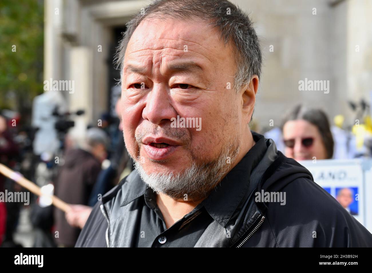 Londra, Regno Unito. Gratis Julian Assange. L'artista cinese ai Weiwei ha visitato la protesta al di fuori delle corti reali di giustizia a sostegno di Julian Assange mentre la sua audizione finale di appello era in corso. Foto Stock
