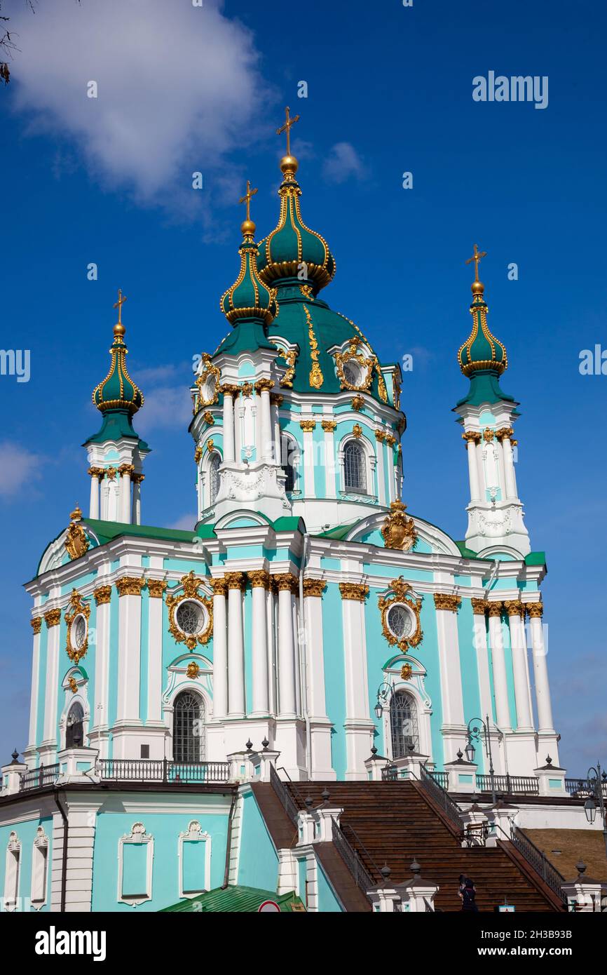 Chiesa di Andrea su un pendio nel centro della città vecchia. Punto di riferimento, architettura Ucraina. Kiev. Foto Stock