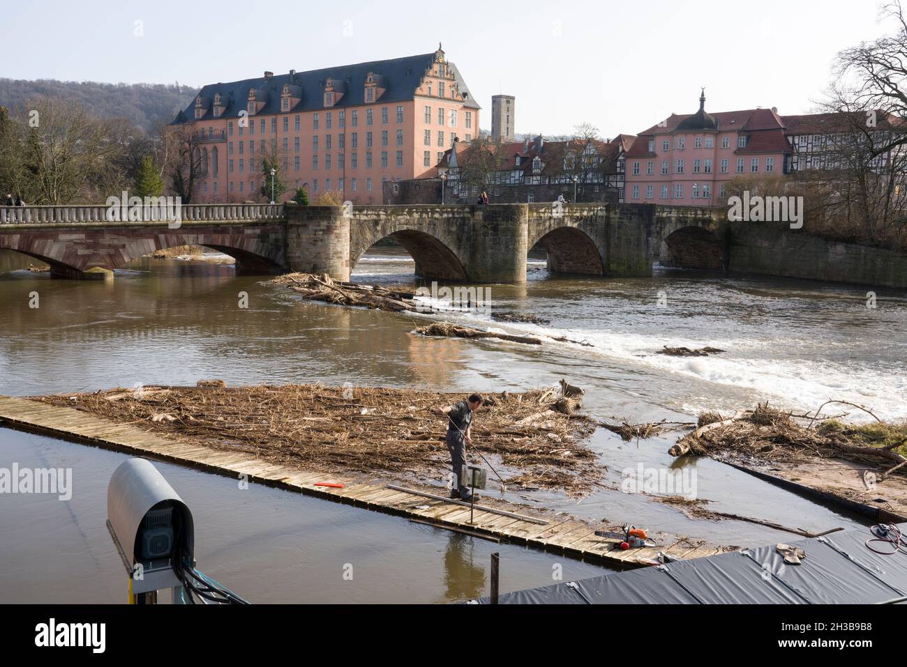 Detriti fluviali derivanti dalle inondazioni; fiume Werra; Hannoversch Münden; bassa Sassonia; Germania; Europa Foto Stock