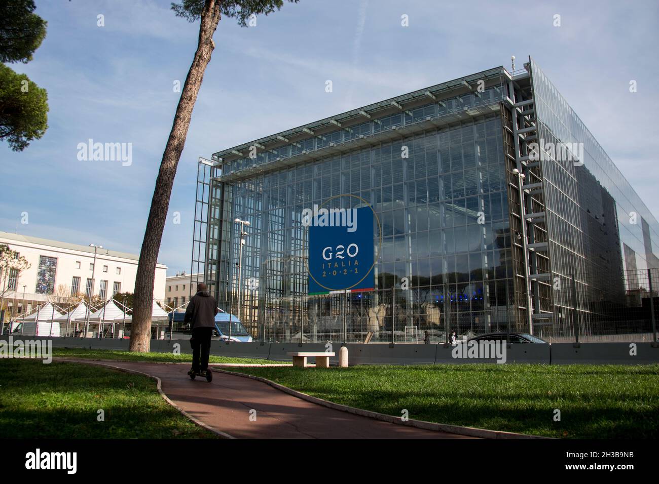 Roma, Italia. 27 ottobre 2021. L'EUR Convention Center la Nuvola, la nuvola, è la sede del vertice del G20 di Roma. Il vertice del G20 del Capo dello Stato e del Governo si terrà a Roma il 30 e 31 ottobre 2021 sotto la presidenza del primo Ministro italiano Mario Draghi. Foto Stock