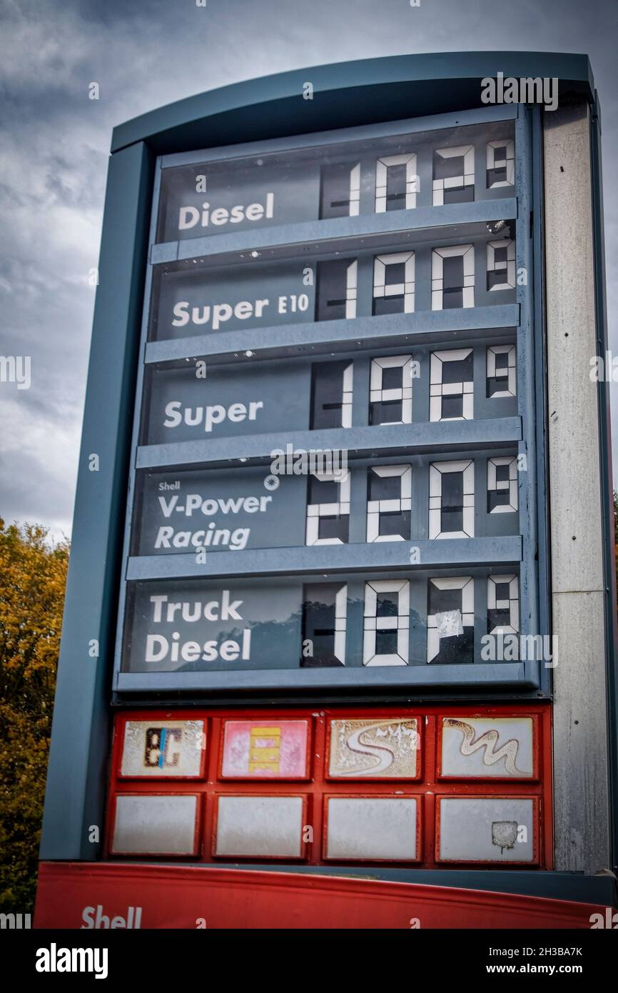 Preistafel Shell Autobahntankstelle Tankstelle Oktober 2021, Berlino, Germania, Foto Stock