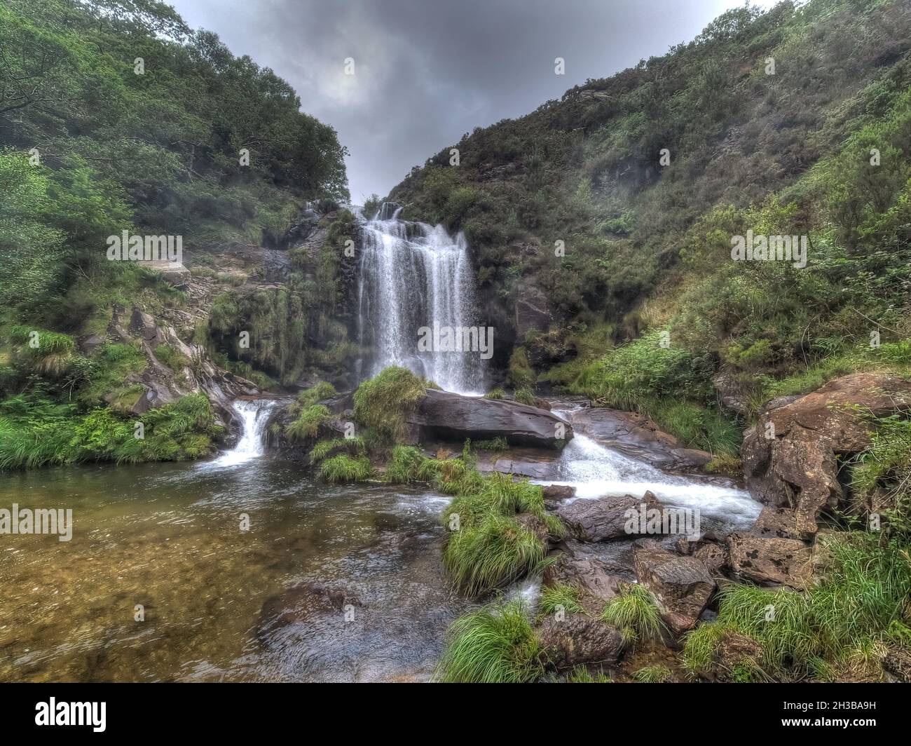 Questa cascata del fiume è una meraviglia naturale ed è nascosta nella natura Foto Stock