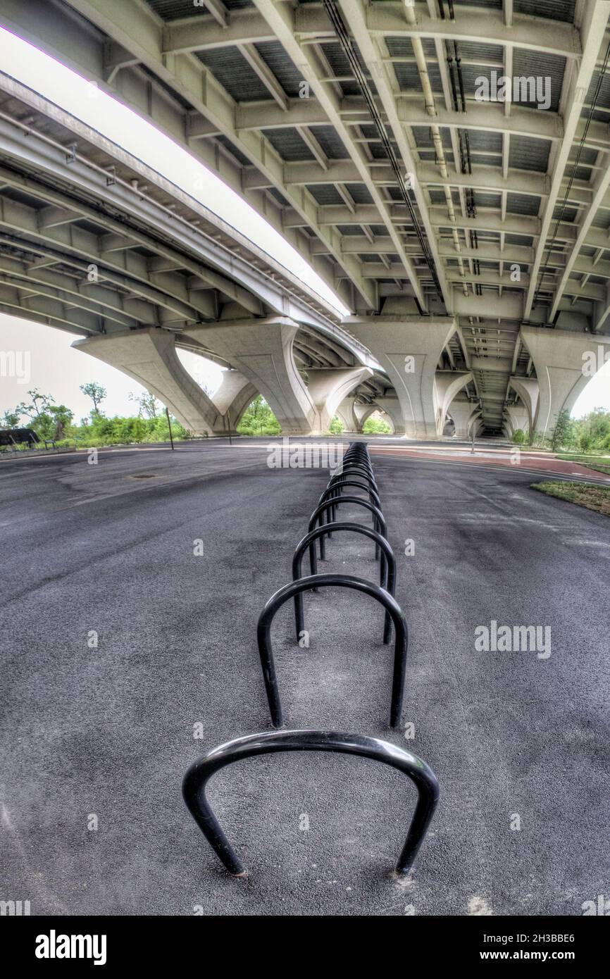 Sotto il Woodrow Wilson Memorial Bridge, a Jones Point Park, Alexandria, Virginia Foto Stock