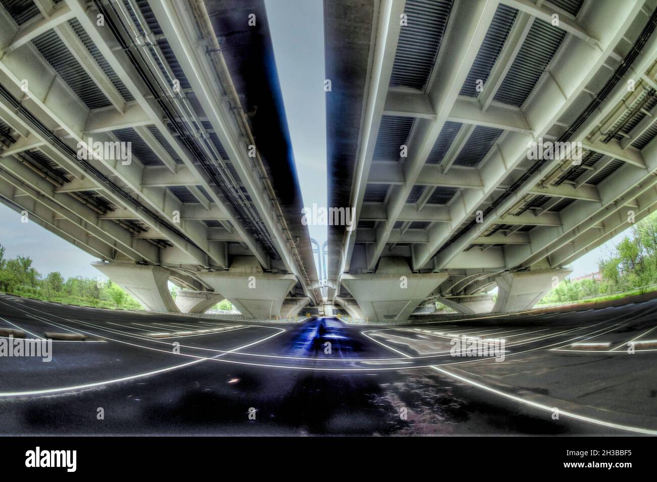 Sotto il Woodrow Wilson Memorial Bridge, a Jones Point Park, Alexandria, Virginia Foto Stock