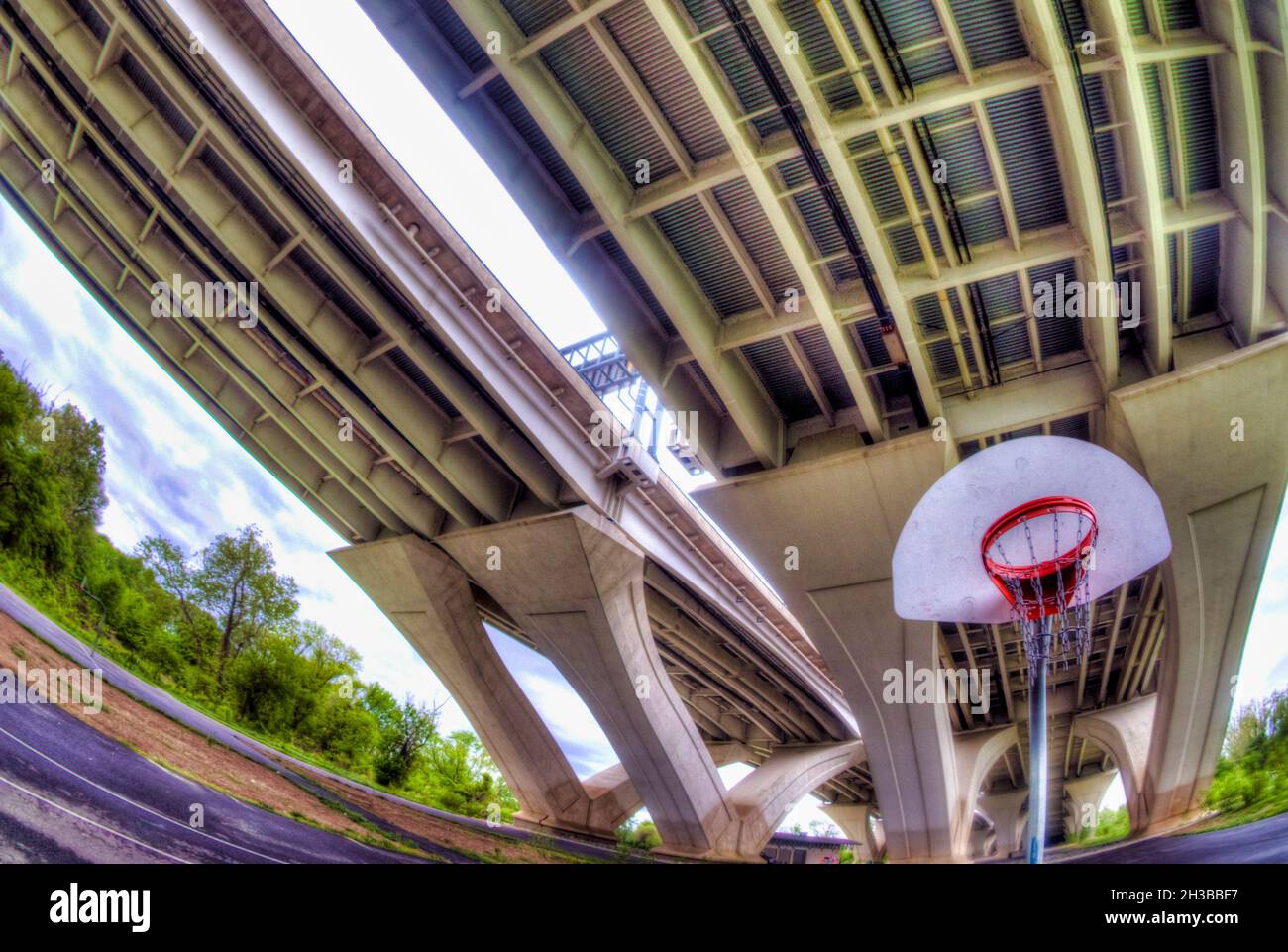 Sotto il Woodrow Wilson Memorial Bridge, a Jones Point Park, Alexandria, Virginia Foto Stock