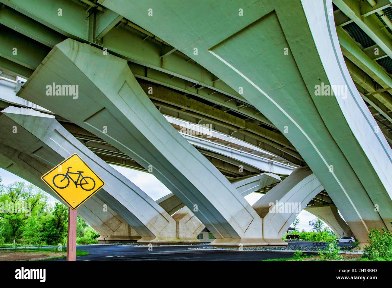 Sotto il Woodrow Wilson Memorial Bridge, a Jones Point Park, Alexandria, Virginia Foto Stock