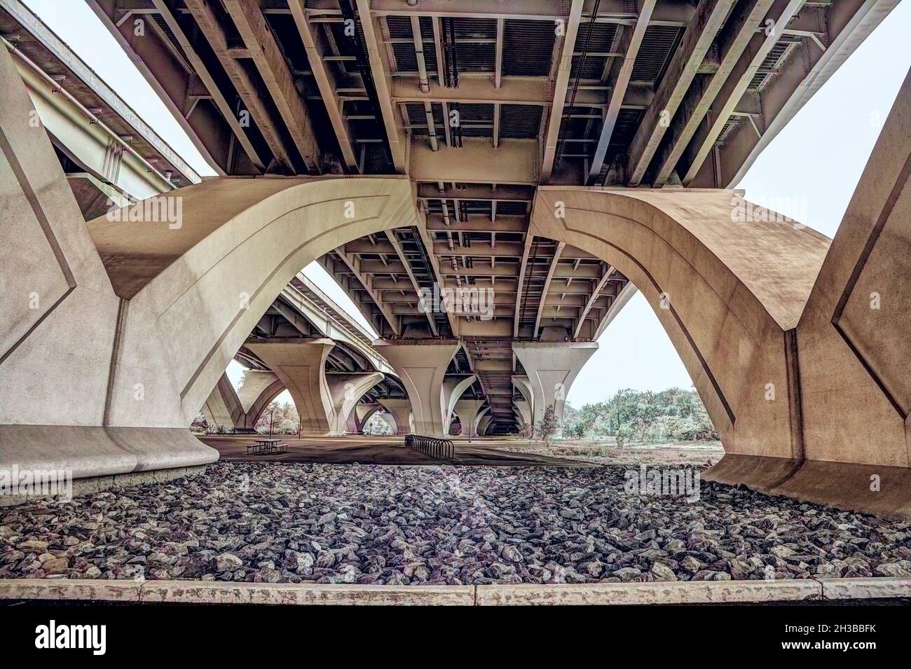 Sotto il Woodrow Wilson Memorial Bridge, a Jones Point Park, Alexandria, Virginia Foto Stock