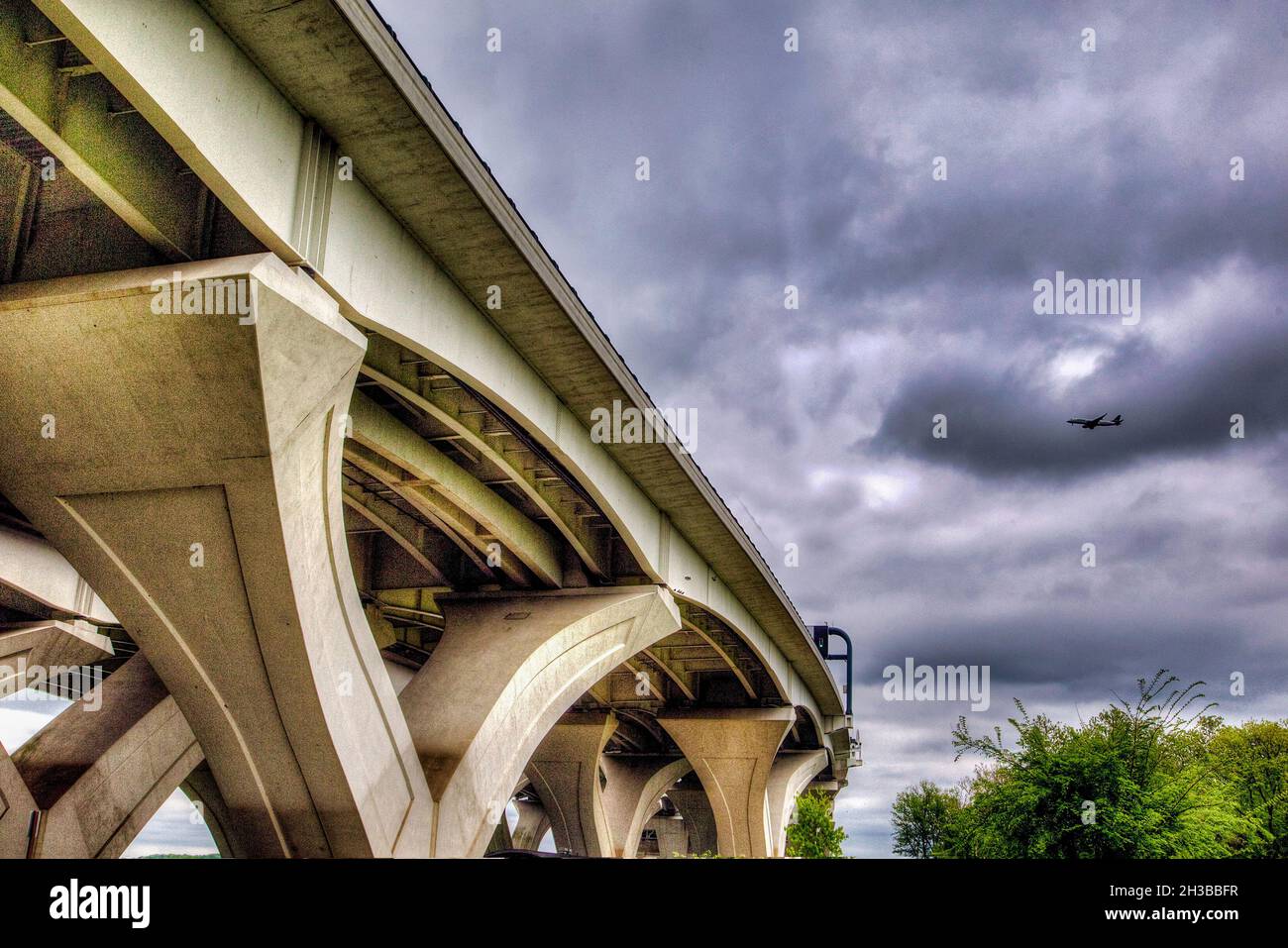 Sotto il Woodrow Wilson Memorial Bridge, a Jones Point Park, Alexandria, Virginia Foto Stock