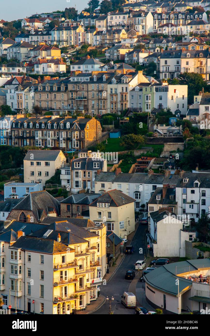 Vista sulla città di Ilfracombe, una popolare località balneare sulla costa nord del Devon, nel sud-ovest dell'Inghilterra Regno Unito, circondata da colline. Foto Stock