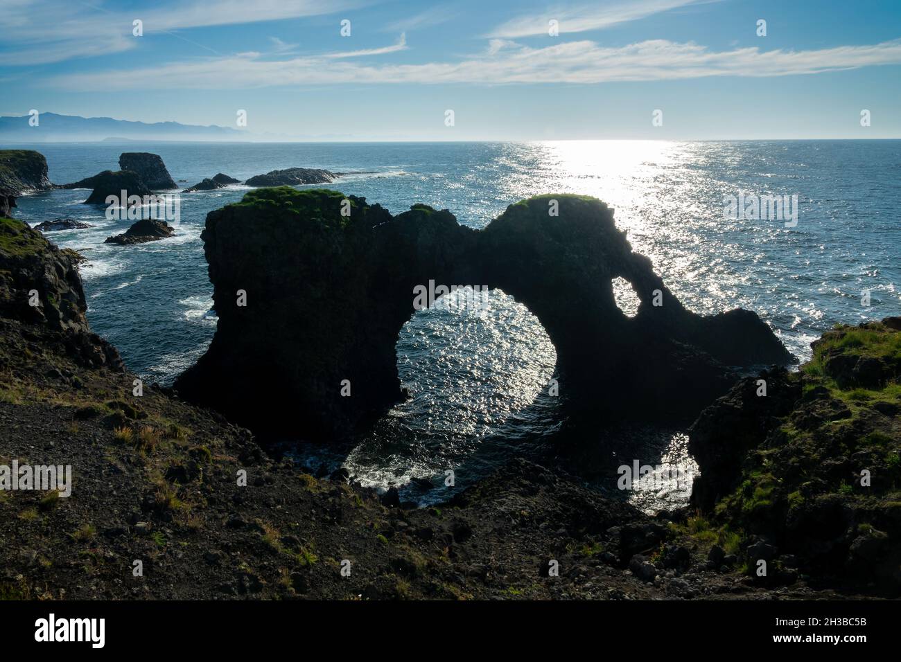 Gatklettur, roccia ad arco naturale nella scogliera di Arnarstapi, penisola di Snaefelsnes, Islanda Foto Stock