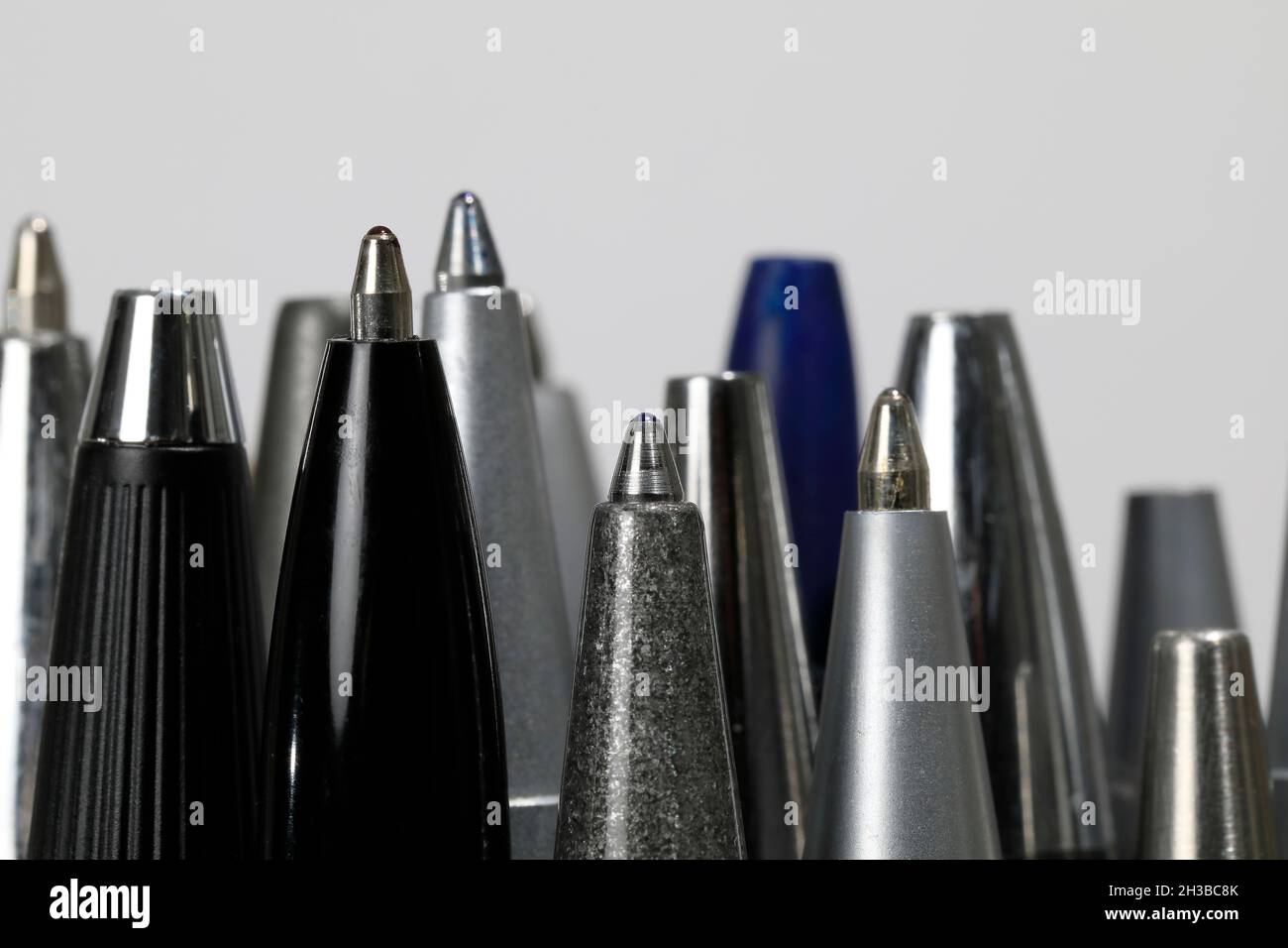 Alcune penne a sfera usate varie in un mucchio . Accessori per ufficio. Foto Stock