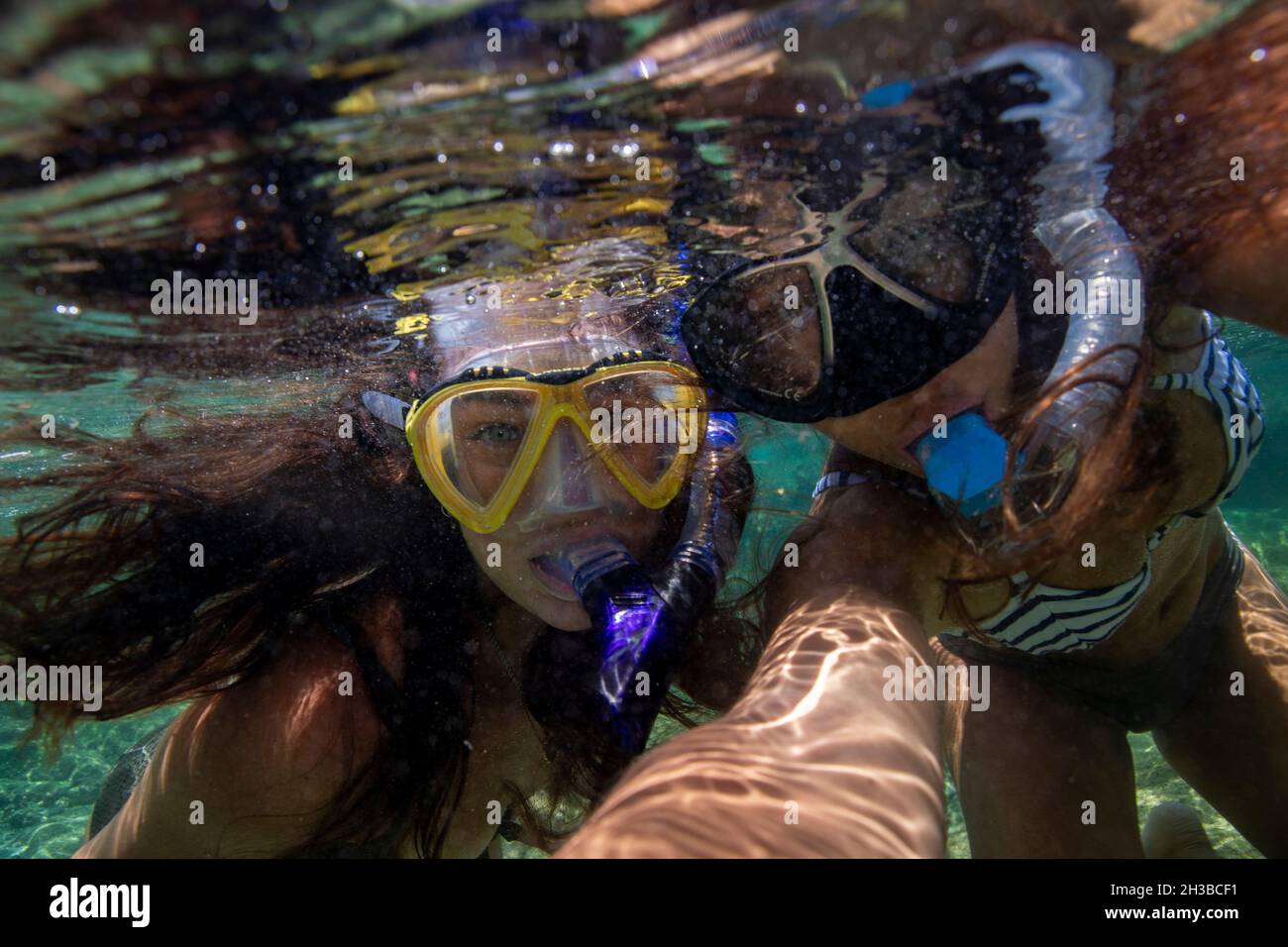 Selfie femmina da snorkeling sott'acqua nelle acque blu hawaiane Foto Stock